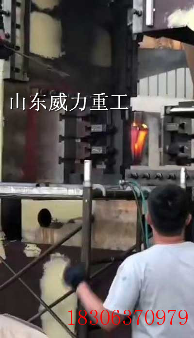 1500噸精密紅沖框架式油壓機工作中